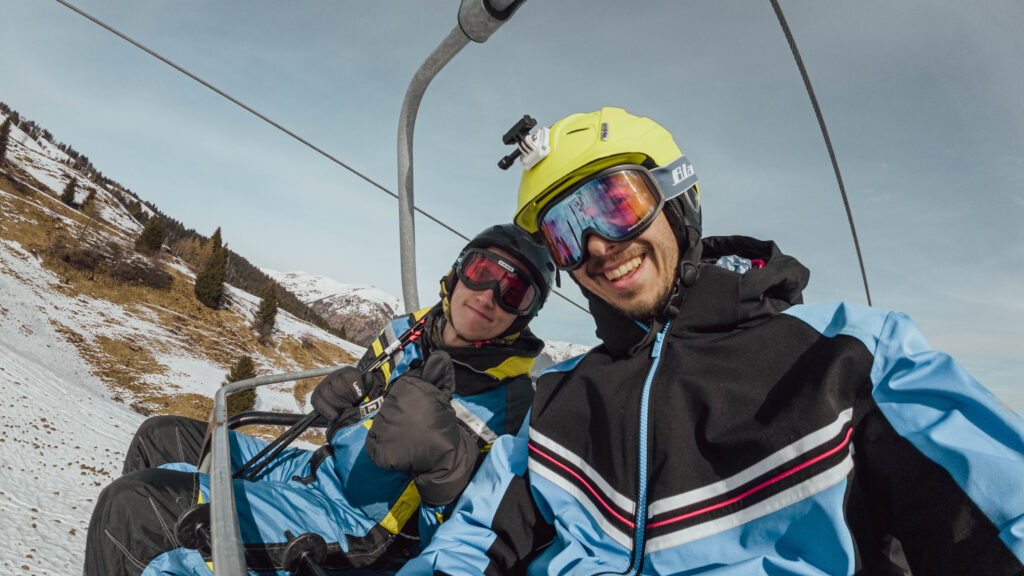 Luca e Stefano su una seggiovia sul monte Maniva - 3 man's tour