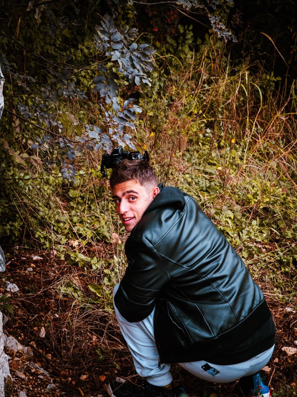 Guido esplora la selva come un esploratore